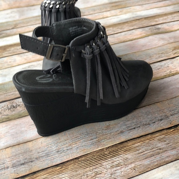 Women’s Sbicca Allegretto Gray Fringe Mule Bootie - Picture 3 of 8